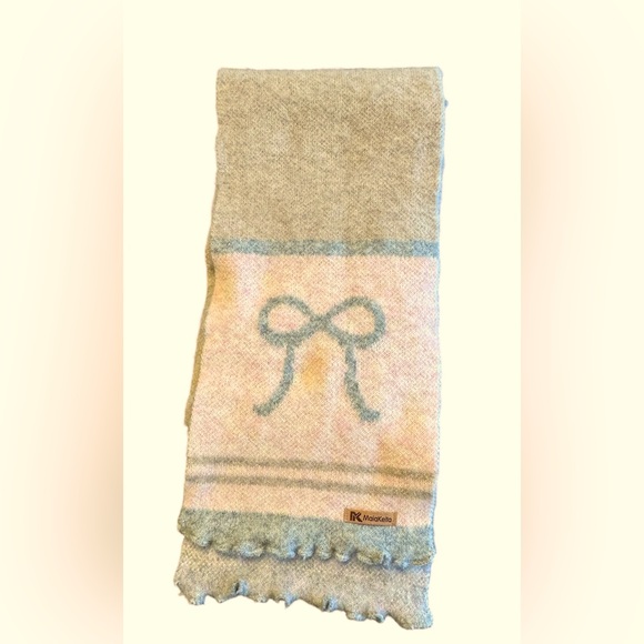 NWOT Cozy Woman’s Scarf - Picture 4 of 4